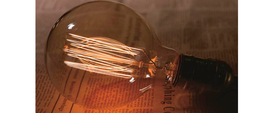 Ретро лампа Эдисона на газете